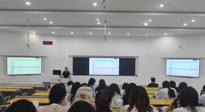 图书馆开展“大学生AI+信息素...