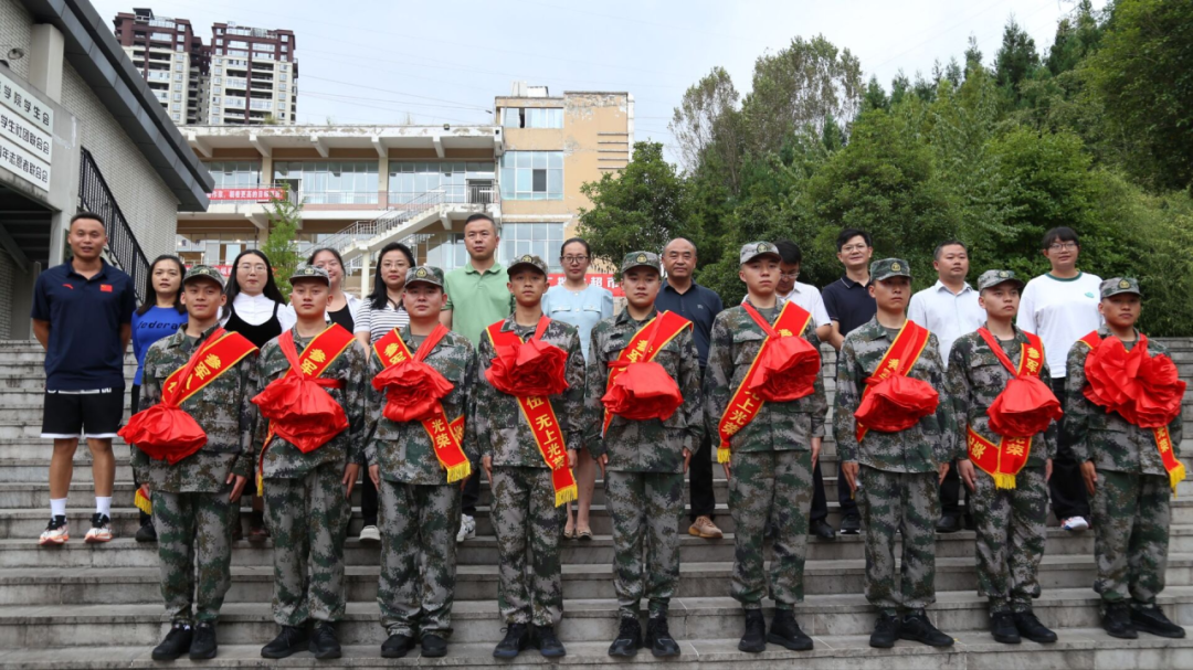 我校2025年下半年新兵欢送会...
